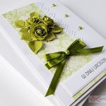 Kartka URODZINOWA z zielonymi różami - Biało-zielona kartka urodzinowa w przestrzennej kopercie