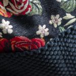 Czarny żakardowy workoplecak z kieszeniami w kwiaty I - 