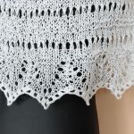 Biała pelerynka, klasyczny dodatek do komunijnego stroju - narzutka komunijna