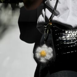 RĘCZNIE ROBIONY BRELOCZEK DAISY Z MOHERU