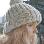Czapka z pomponem w kolorze beżowy i seledyn - ciepła czapka