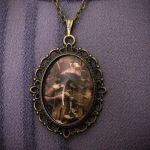 Naszyjnik z cmentarnym posągiem, gothic - Pod szkłem ukryta jest fotografia z cmentarnym posągiem