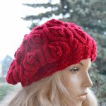 Beret z warkoczem w kolorze czerwonym - cekiny