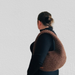 Mała torebka na ramię, półokrągła torba. - 