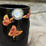 Czarny, porcelanowy kubek ręcznie malowany Kotek i ćmy - 