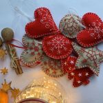 Dekoracja świąteczna z filcu z ozdobnym haftem - wzór 010 - Zestaw ozdób świątecznych - czerwień/szary melanż
