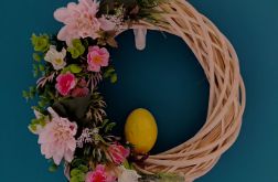 Wiosenny wianek dekoracyjny z jajem