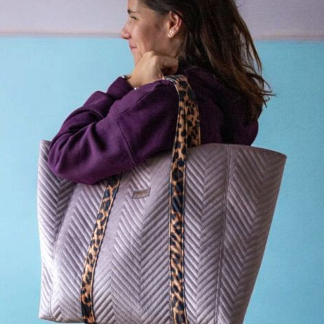 Pudrowa shopperka z pikowanego weluru