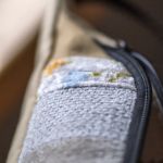 Duża beżowa nerka damska z klapą patchwork - 