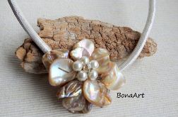 Naszyjnik z kwiatem z muszli i perełek