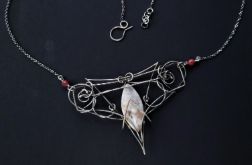 Oubli - Naszyjnik Wire Wrapping z Agatem i Rubinami – Ręcznie Wykonana Biżuteria Artystyczna