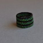 Pierścionek koralikowy zielono-czarny - pierścionek w czarno-zielone paski