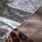 Brązowo-beżowa shopperka z weluru w panterkę - 