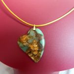 Asymetryczne serce, amazonit z bornitem - wisiorek na rzemyku - 