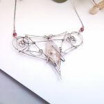Oubli - Naszyjnik Wire Wrapping z Agatem i Rubinami – Ręcznie Wykonana Biżuteria Artystyczna - Naszyjnik Wire Wrapping z Agatem i Rubinami