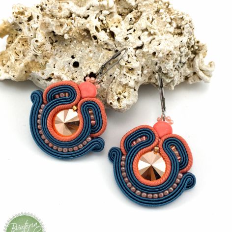 Delikatne, pastelowe kolczyki sutasz/soutache z błyszczącymi kryształkami Preciosa, idealne do codziennych stylizacji. 