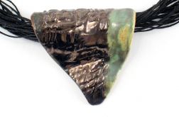 Naszyjnik ceramiczny, Naszyjnik lniany z ceramiką