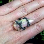 Opal, Srebrny pierścionek z opalem różowym - pierścionek na palcu