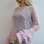 Sweterek w pudrowym różu z ozdobnymi rękawami - jedwabny oversize