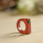 Kontrastowy pierścionek z malachitem - pierścionek z drewna