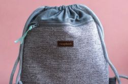 Szary plecak z przednią kieszenią plecionka