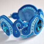 Bransoletka niebieska ze szklanymi kaboszonam - bransoletka wykonana ze sznurków w bardzo intensywnie niebieskim kolorze