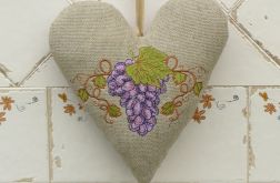 Rustykalnie - serce z fioletowym winogronem