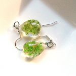 Zielone kwiaty zatopione w szkle, delikatne kolczyki - 