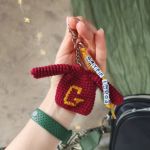 Brelok sweter Gryffindor , Brelok dla fanów Harry'ego Pottera - Kolorystyka - bordowy, musztardowy.