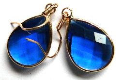 Granatowe, kobaltowe szlifowane kryształy w złotej oprawie