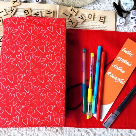 Wodoodporne etui na książkę/notes: czerwone serduszka