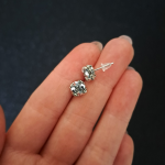 Małe srebrne sztyfty z kryształków - kolczyki z koralików