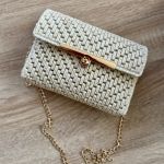 Elegancka torebka z plecionki – złoty akcent - Precyzyjne sploty sznurka oraz elegancki, złoty łańcuszek podkreślają rękodzielniczy charakter torebki.