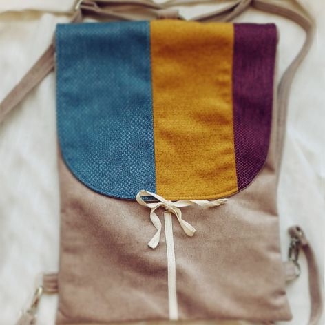 Beżowy plecak z kolorową klapką