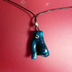 Naturalny niebieski koral, nieregularny korzeń, wisiorek na rzemieniu