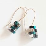 Wiszące kolczyki koralikowe - kryształ w czerni i turkusie - 