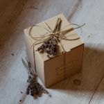 Świeca sojowa o zapachu Drzewa Różanego i Lawendy - Pudełko prezentowe