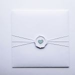 Subtelna kartka na Komunię niebieska handmade - Biało-niebieska kartka na Komunię w ozdobionej kopercie