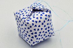 Bombka zawieszka kostka origami w serduszka