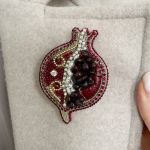 Broszka Granat z kamieniami naturalnymi. Unikat - Widok na płaszczu