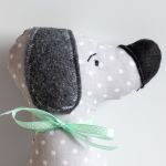 Piesek Szczekuś Wojtuś 18 cm - Ma super ogonek, za który można przymocować zabawkę do wózka. Całość wykonana z dużą dozą miłości i dokładności. Wnętrze wypełnione watoliną.