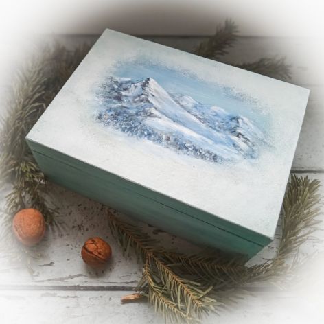 Ręcznie malowane pudełko z górami 