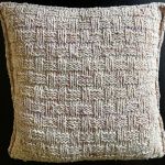 Dekoracyjna poduszka robiona na drutach z owczej wełny. - 