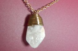 Naturalny energetyczny matowy kwarc, wisiorek w złotej oprawie