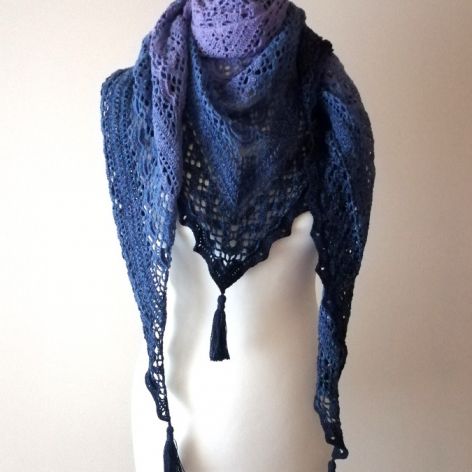 Ażurowa chusta handmade w odcieniach lawendy