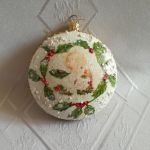 Zimowy medalion plastikowy z aniołkiem - Dekoracja bożonarodzeniowa