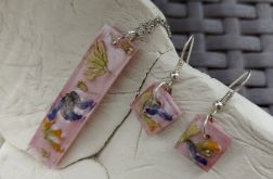 Komplet biżuterii (wisiorek i kolczyki) z żywicy - Różowy Szept Natury