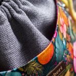 Szara listonoszka z kominem z plecionki i weluru w kwiaty i kolibry – handmade - 