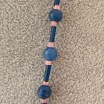 Naszyjnik w odcieniach koloru niebieskiego z koralików z jadeitu oraz z ozdobnym koralikiem z ceramiki - Zbliżenie