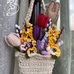 Wielkanocna ozdoba na drzwi, koszyk z kwiatami na szydełku - 